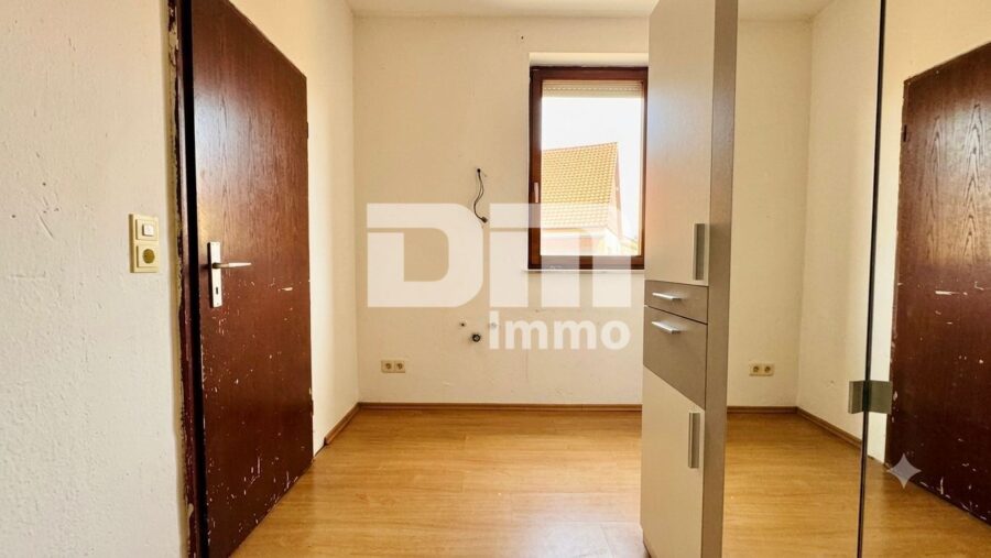 Charmantes Einfamilienhaus/Resthof mit viel Platz, modernisierter Technik und idyllischem Garten - Wohnhaus EG Ankleide / Büro / Gäste
